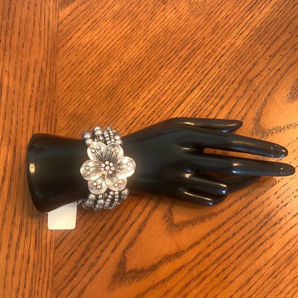 NWT BOHO FUN!! Silver Tone Stretch Bracelet Beautiful Flower 🌺 In Center - Picture 10 of 14